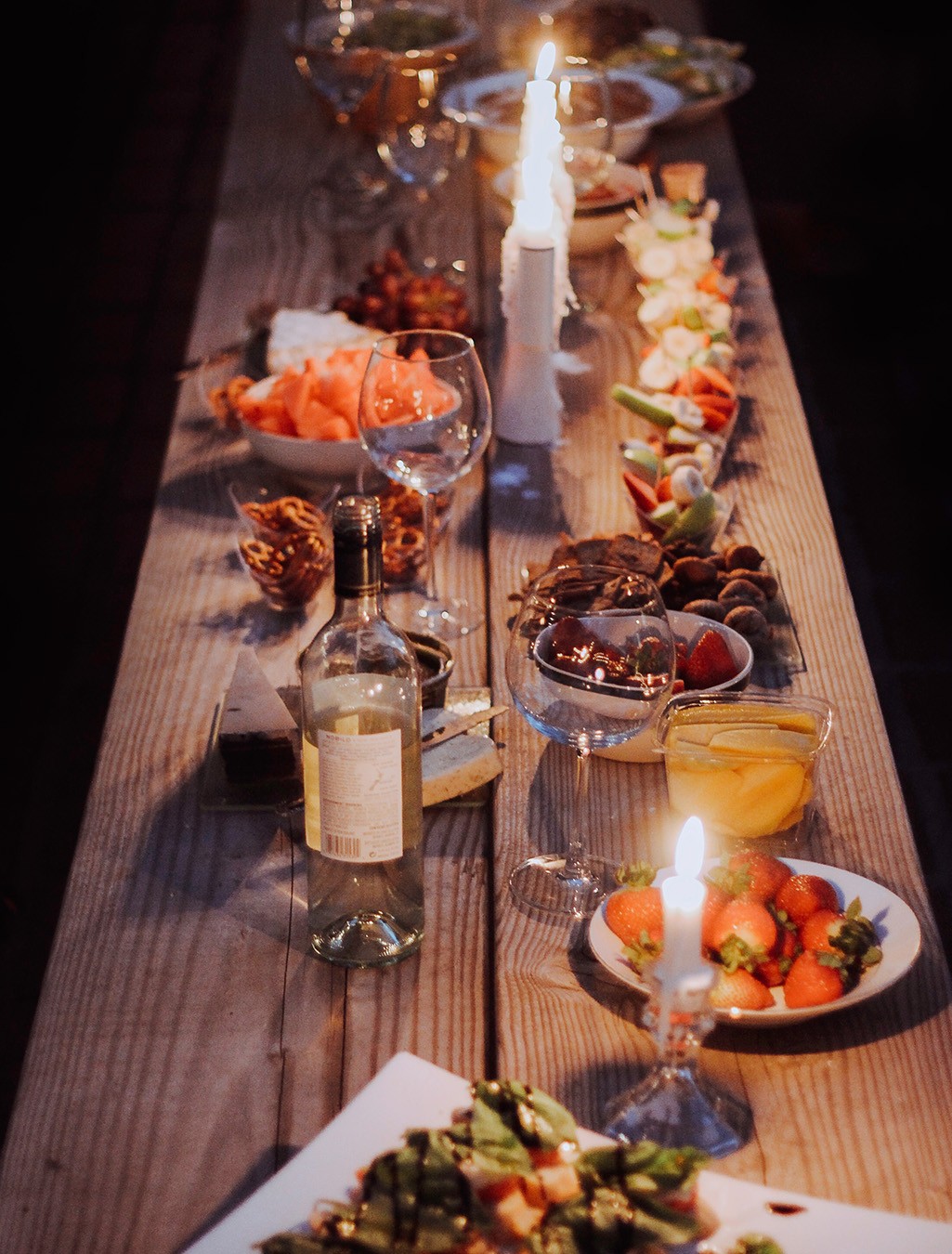 Set high table for flying dinner